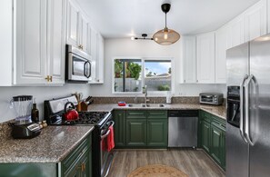 House, Multiple Beds, Pool Access, Mountain View (Mountain View) | Private kitchen
