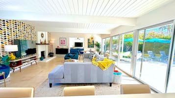 Casa, varias camas, acceso a la alberca, vista a la montaña (Livmor) | Área de sala de estar