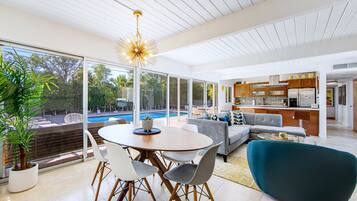 Casa, varias camas, acceso a la alberca, vista a la montaña (Livmor) | Restaurantes