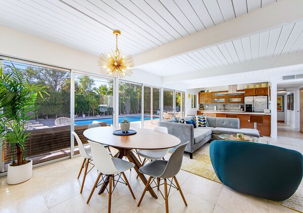 House, Multiple Beds, Pool Access, Mountain View (Livmor) | Dining