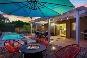 Outdoor dining - The Cozy Vibe w/ Pool & Spa (Palm Springs)