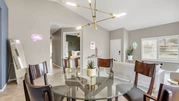 House, Multiple Beds, Pool Access, Pool View (Shannon) | Interior