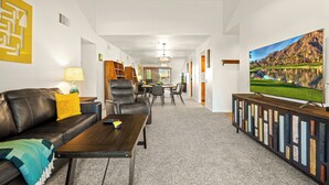คอนโด, หลายเตียง, ระเบียง, วิวภูเขา (Plaza Villas 615) | ภายใน