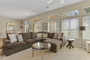 Ferienhaus, Mehrere Betten, Terrasse, Gartenblick (Alda) | Wohnbereich | Kamin