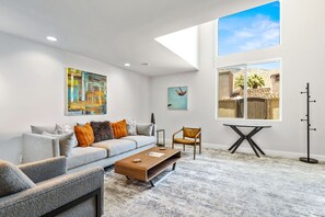 别墅, 多张床, 热水浴缸, 花园景观 (Caballeros 12) | 起居区 | 壁炉