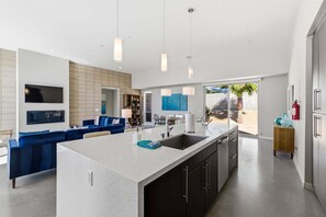 House, Multiple Beds, Pool Access, Mountain View (Lucent) | Interior