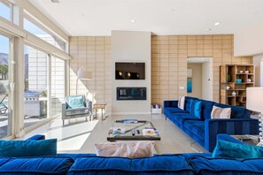 Casa, várias camas, acesso à piscina, vista para a montanha (Lucent) | Área de estar | Lareira
