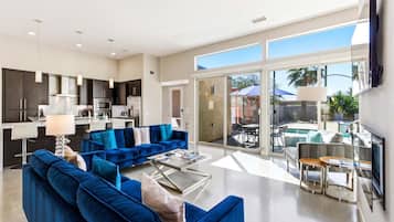 Casa, varias camas, acceso a la alberca, vista a la montaña (Lucent) | Área de sala de estar | Chimenea