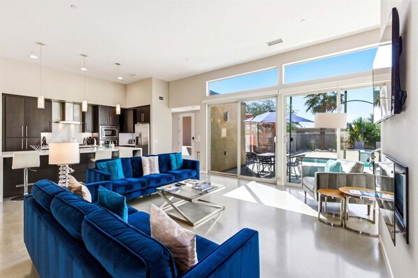 House, Multiple Beds, Pool Access, Mountain View (Lucent) | Living area