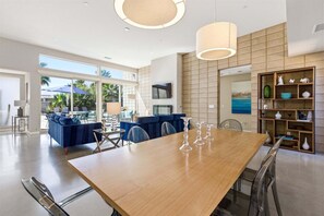 House, Multiple Beds, Pool Access, Mountain View (Lucent) | Dining