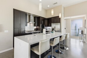 House, Multiple Beds, Pool Access, Mountain View (Lucent) | Private kitchen