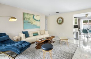 Living area - Holiday Pool Paradise (Palm Springs)