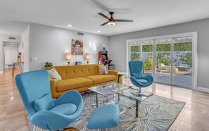 Casa, letti multipli, accesso alla piscina, vista piscina (Farrell 2) | Area soggiorno | Caminetto