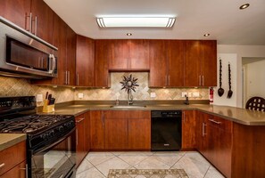 Condo, Multiple Beds, Patio, Mountain View (Sandstone) | Private kitchen | Fridge, microwave, oven, stovetop