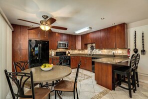 Condo, Multiple Beds, Patio, Mountain View (Sandstone) | Private kitchen | Fridge, microwave, oven, stovetop