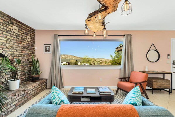 Casa, varias camas, patio, vistas al jardín (Desert Gold) | Zona de estar | Una chimenea