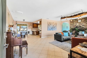 House, Multiple Beds, Patio, Garden View (Desert Gold) | Interior
