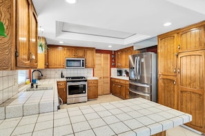 House, Multiple Beds, Patio, Garden View (Desert Gold) | Private kitchen