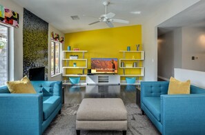 Huis, meerdere bedden, toegang tot zwembad, uitzicht op zwembad (Via Escuela 3) | Woonruimte | Een open haard