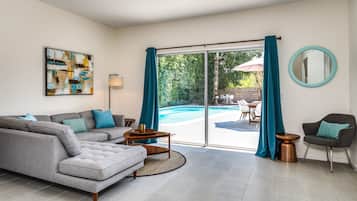 Casa, varias camas, acceso a la alberca, vista a la alberca (Luring) | Área de sala de estar