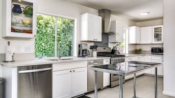 Casa, varias camas, acceso a la alberca, vista a la alberca (Luring) | Cocina privada | Cafetera y tetera