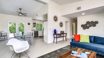 Casa, varias camas, acceso a la alberca, vista a la alberca (Luring) | Área de sala de estar