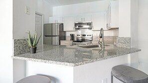 Refrigerador y comedor 