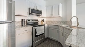 Réfrigérateur, table de salle à manger