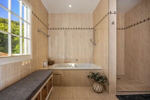 Shower, hair dryer, bidet, towels - Champagne du Cap Villa (Gros Islet)