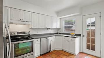 Fridge, oven, stovetop, dishwasher