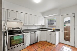 冷蔵庫、オーブン、コンロ、食器洗い機