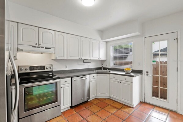 Fridge, oven, stovetop, dishwasher