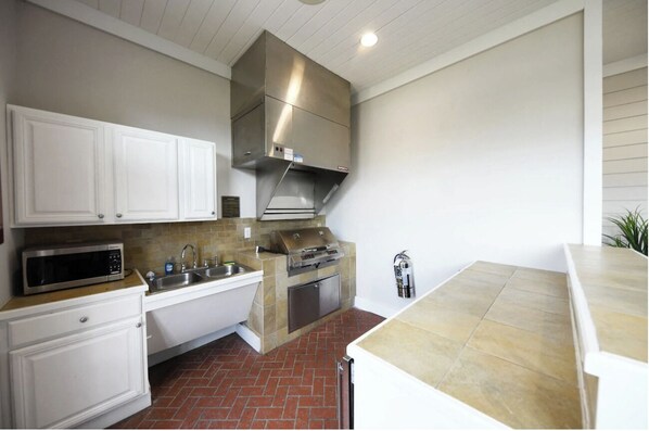 Réfrigérateur, tables à manger