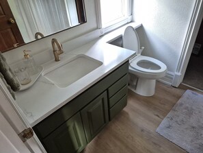Douche, serviettes fournies, savon, papier toilette