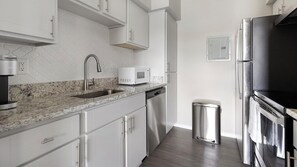 ثلاجة، مائدة طعام