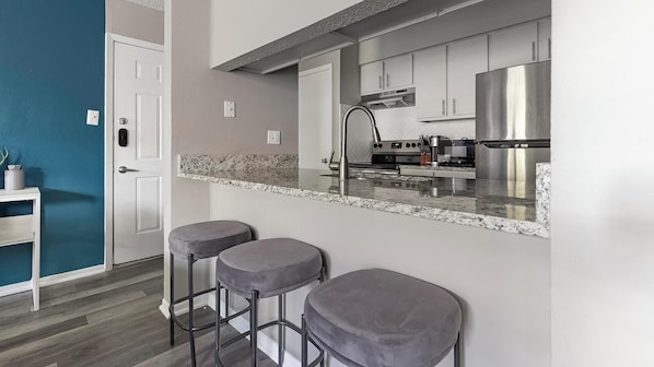 Refrigerador y comedor 