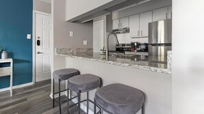 Køleskab, spisebord