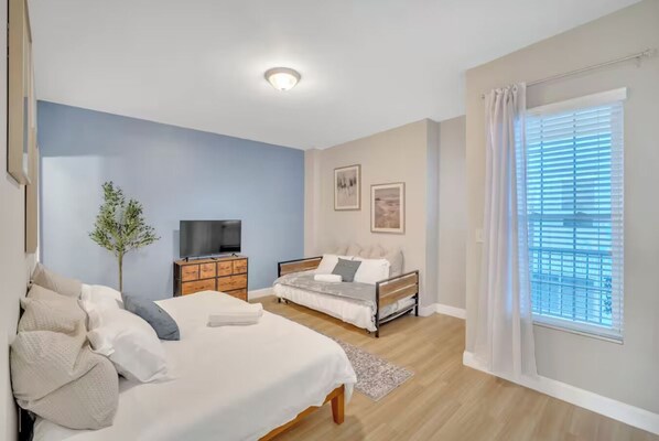 5 chambres, fer et planche à repasser, Wi-Fi, draps fournis