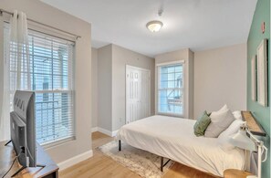 5 bedrooms, iron/ironing board, WiFi, bed sheets