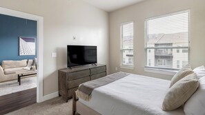 1 bedroom, desk, iron/ironing board, WiFi - Landing | Stylish 1BD, Yoga Studio, Gym (Dallas)