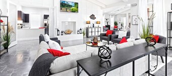 Landing | Incredible 2BD, Clubhouse, Pool