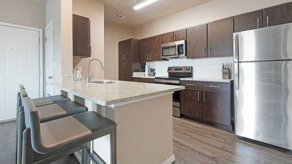 Réfrigérateur, tables à manger