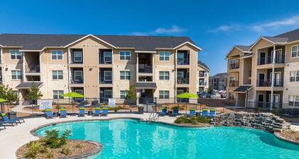 Landing | Chic 1BD, Gym, Pool