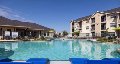 Landing | Spectacular 1BD, Gym, Pool