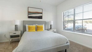 1 dormitori, escriptori, planxa i posts de planxar i wifi