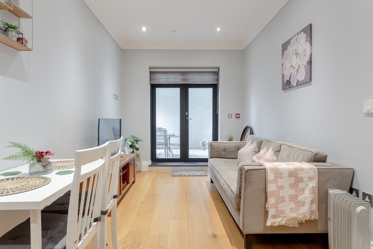 Télévision, jeux vidéo, table de tennis de table