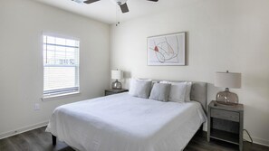 1 dormitorio, escritorio, tabla de planchar con plancha y wifi