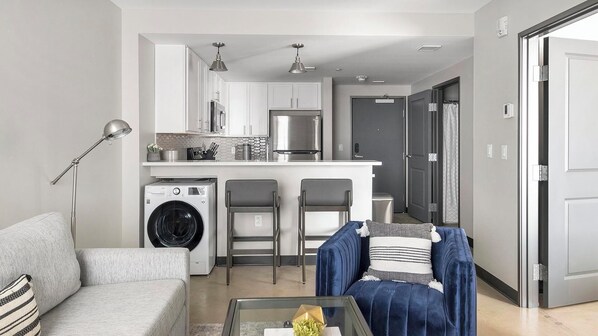 Smart TV - Landing | Modern 1BD, Gym, Courtyard (Birmingham)