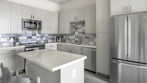Refrigerador y comedor 