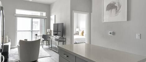 1 slaapkamer, een bureau, een strijkplank/strijkijzer, wifi